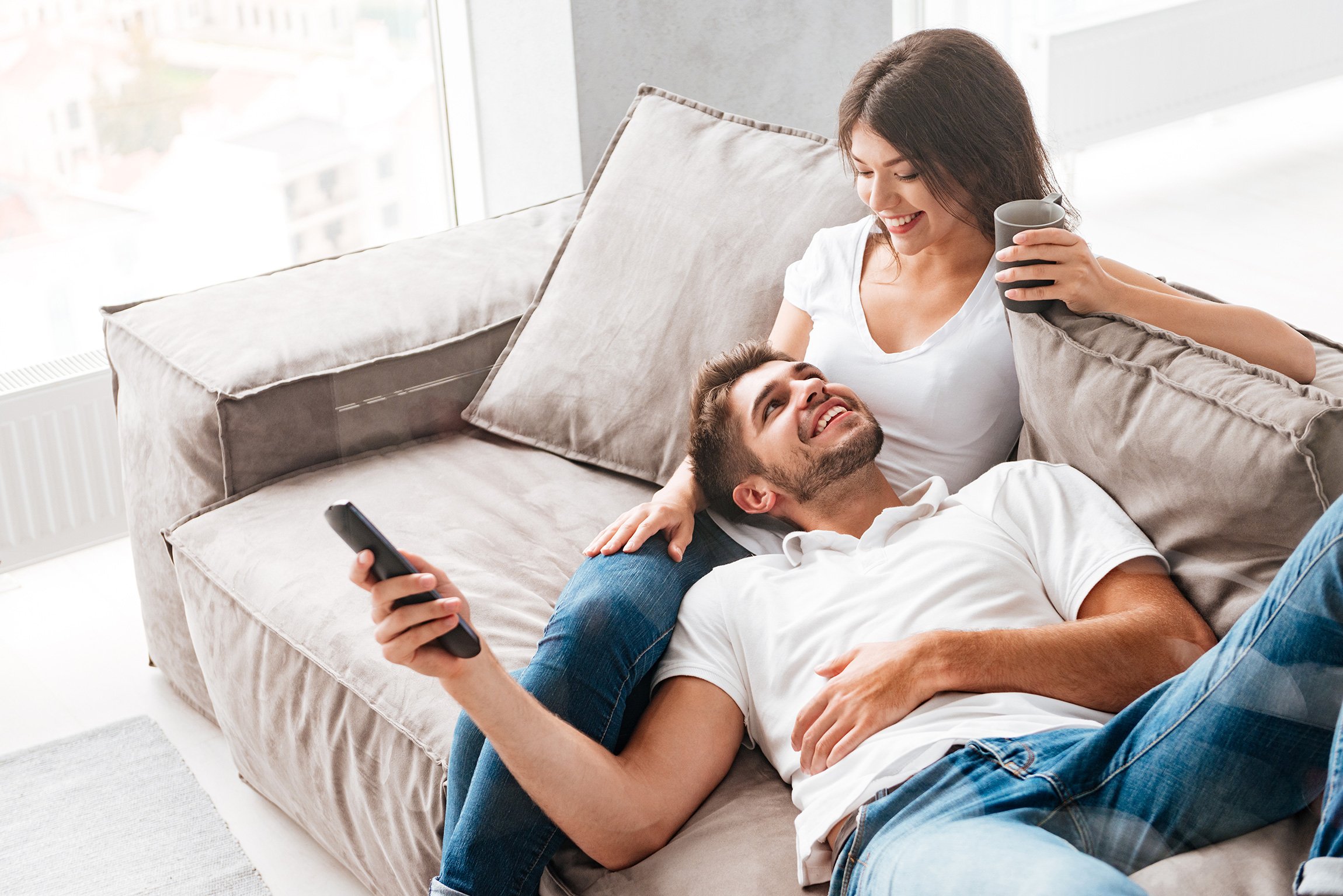 femme regardant homme sur un canapé